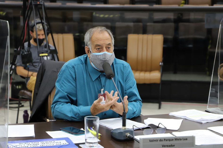 Valmir questiona uso de R$ 50 mil para cercamento de quadra no Parque Meia Lua
