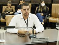 Abner pede limpeza de viela e calçamento de rua na zona leste