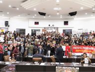 Em sessão de protestos, Câmara aprova reajuste de 13,56% no piso salarial de professores