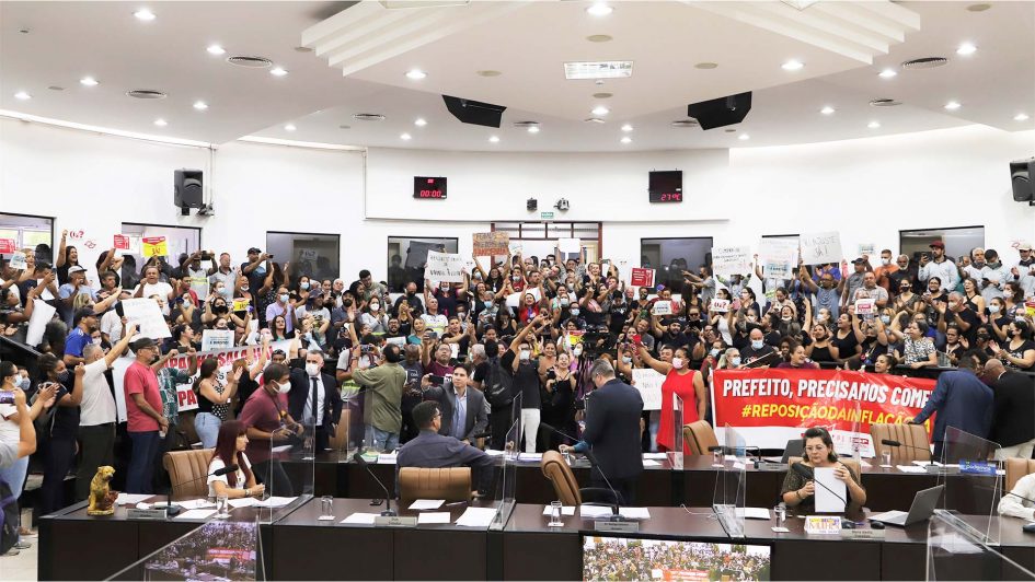 Em sessão de protestos, Câmara aprova reajuste de 13,56% no piso salarial de professores