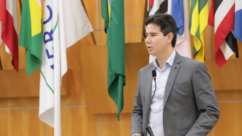 Hernani questiona prefeito sobre retomada de perdas salariais no funcionalismo de Jacareí