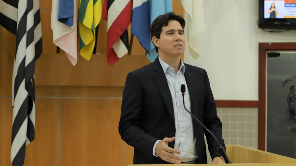 Hernani questiona prefeito sobre vazamentos e desabastecimento de água em Jacareí