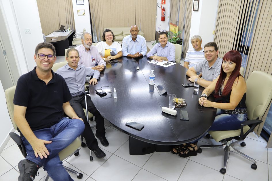 Após ofício da Câmara, prefeito insere categoria dos professores em projeto de reajuste salarial