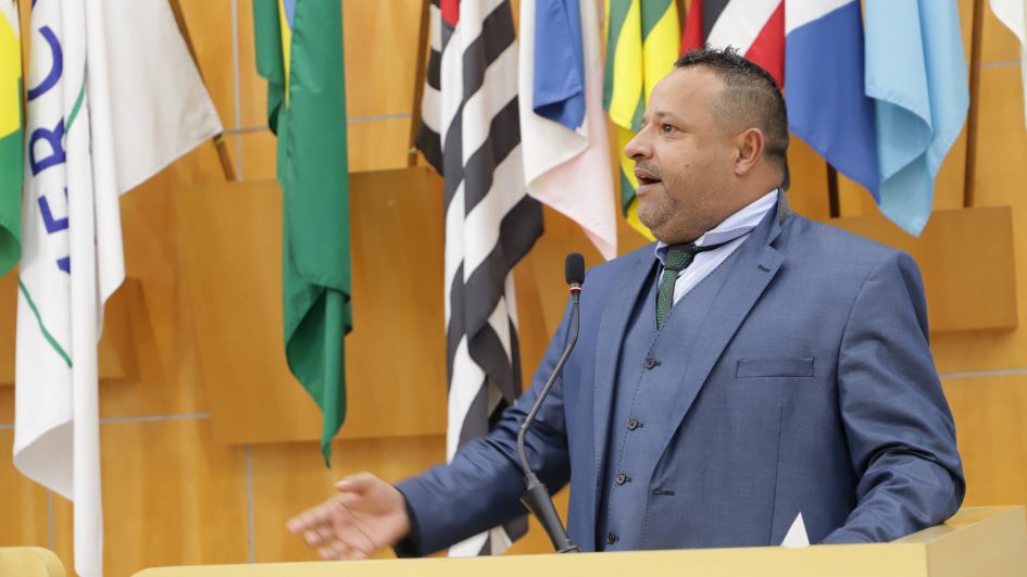 Roninha questiona Prefeitura sobre falta de infraestrutura e segurança em campos de futebol de Jacareí