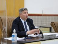 Dr. Rodrigo Salomon questiona atrasos na entrega de uniformes escolares