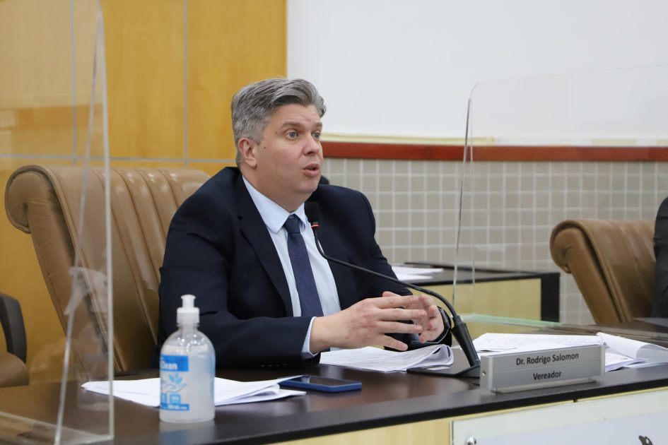 Dr. Rodrigo Salomon questiona atrasos na entrega de uniformes escolares