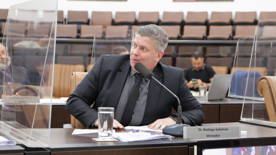 Dr. Rodrigo cobra serviço de limpeza em ruas e avenidas na região oeste