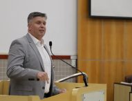 Dr. Rodrigo Salomon questiona Izaias sobre valores gastos com publicidade pela Prefeitura