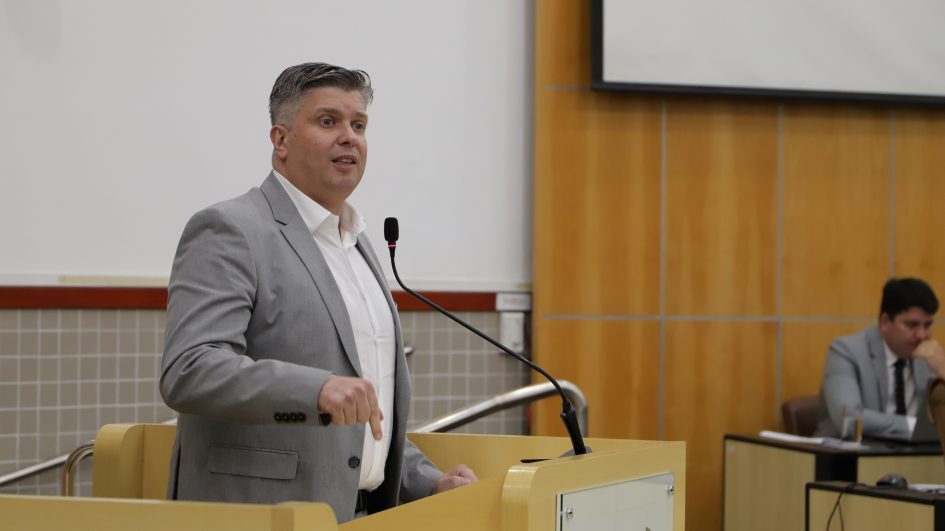 Dr. Rodrigo Salomon questiona Izaias sobre valores gastos com publicidade pela Prefeitura