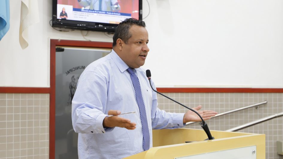 Roninha questiona Prefeitura sobre procedimentos de uso da Emendas Impositivas para pagamento de reajuste