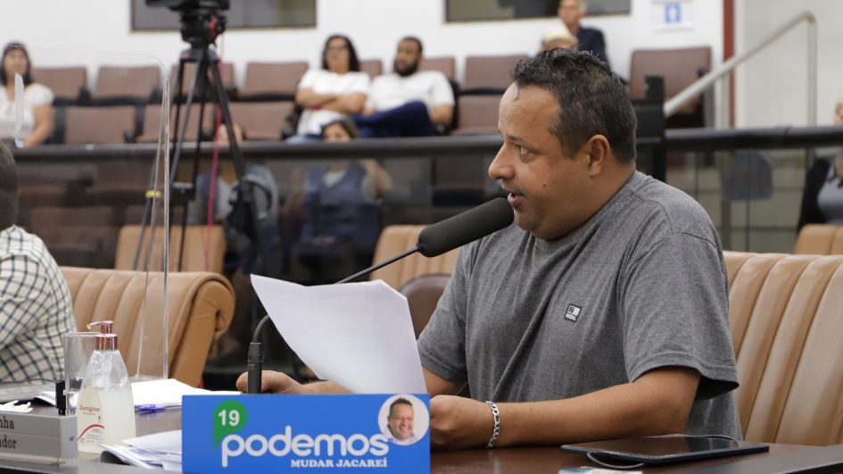 Roninha questiona prefeito sobre distribuição de uniformes escolares em Jacareí
