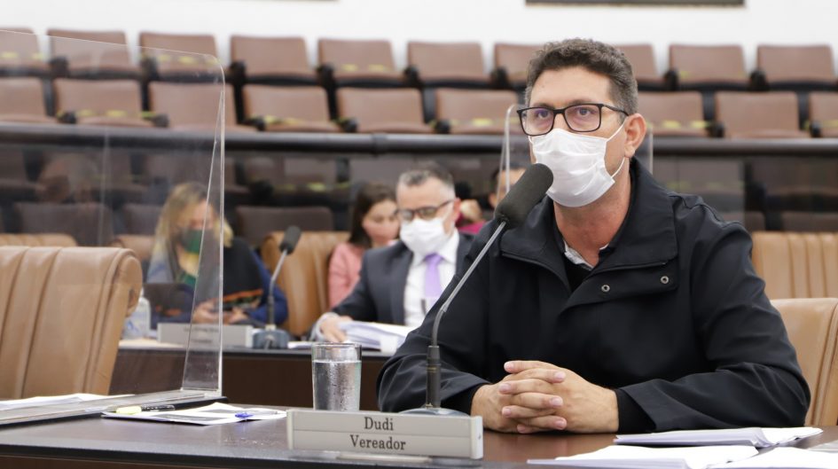Dudi pede manutenção de pintura e piso da Praça da Matriz