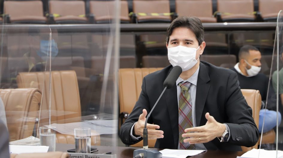 Hernani questiona Prefeitura sobre condições de calçadas em vias do Centro