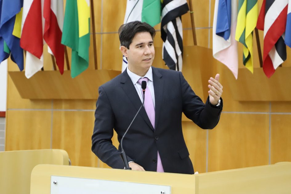Hernani cobra levantamento de servidores com deficiência em atividade na Prefeitura