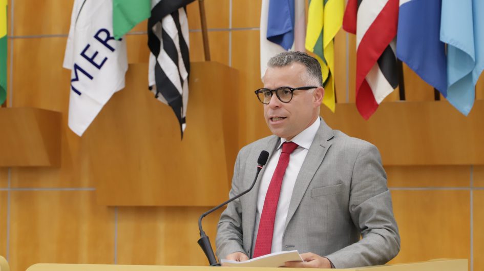 Luís Flávio questiona prefeito sobre funcionamento da piscina do EducaMais Centro