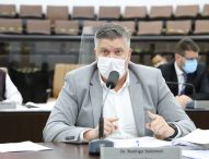 Dr. Rodrigo cobra serviços de iluminação pública em bairros da região leste de Jacareí