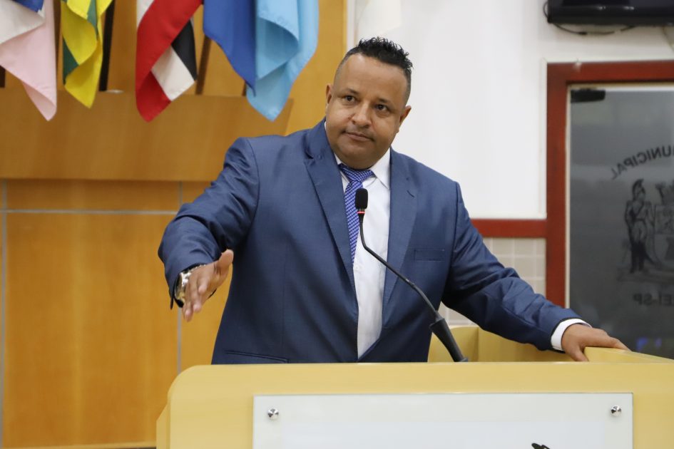 Roninha questiona prefeito sobre fechamento da UBS Central