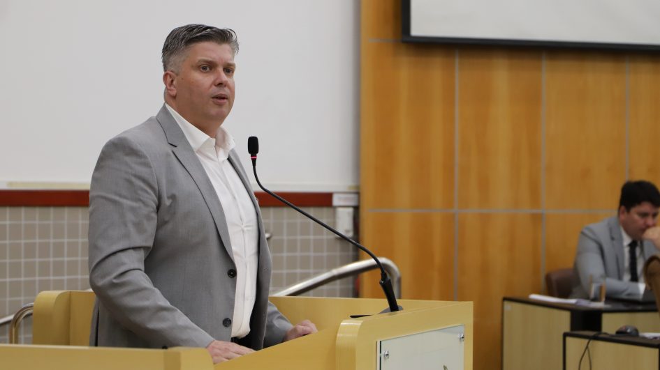Dr. Rodrigo pede manutenção em vias públicas de bairros da região norte