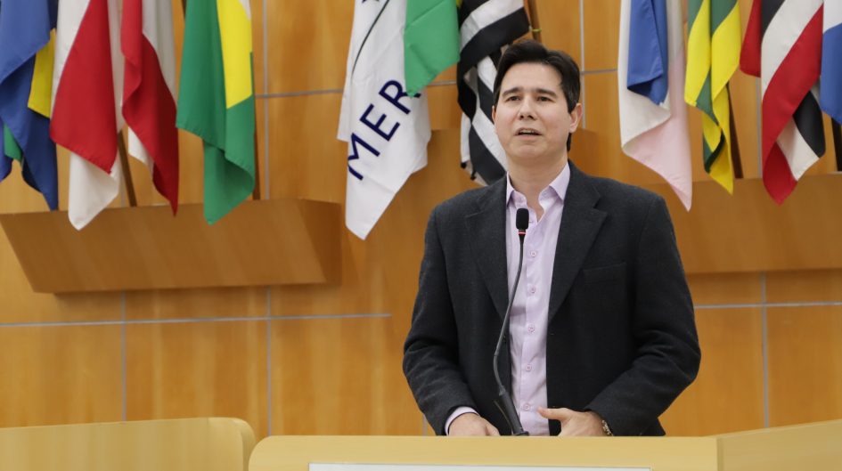 Hernani questiona prefeito sobre manutenção de placas de sinalização em Jacareí