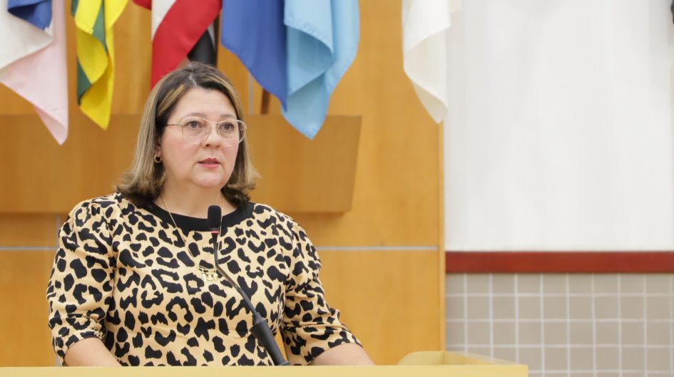 Maria Amélia solicita poda de árvore na Rua das Prímulas, no Jardim Primavera