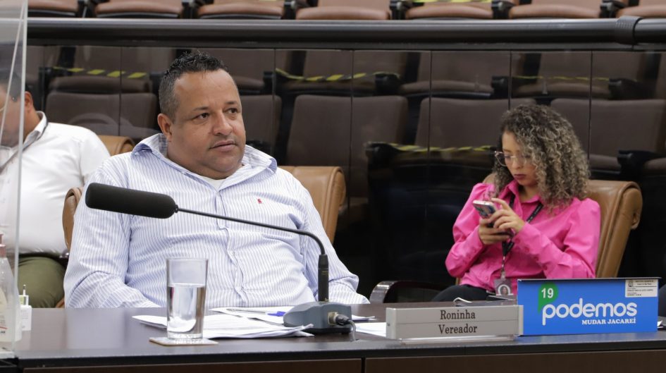 Roninha questiona prefeito sobre engarrafamento de veículos na saída do Villa Branca