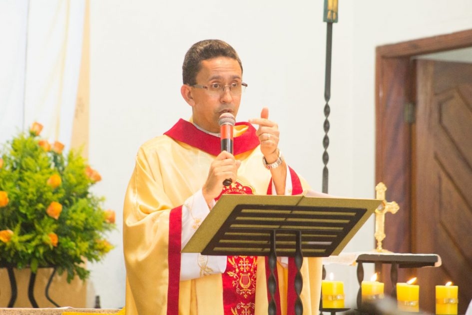 Câmara concede título de Cidadão Jacareiense ao Padre Messias Rochinski