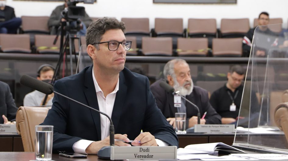 Dudi pede manutenção em campos de futebol nas regiões oeste e sul