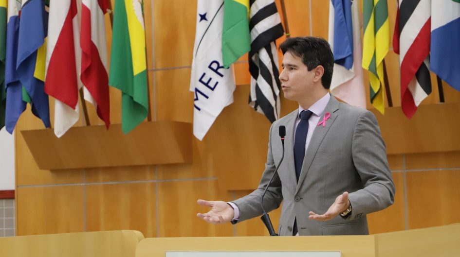 Hernani questiona prefeito sobre falta de médicos em postinho do Jardim das Indústrias