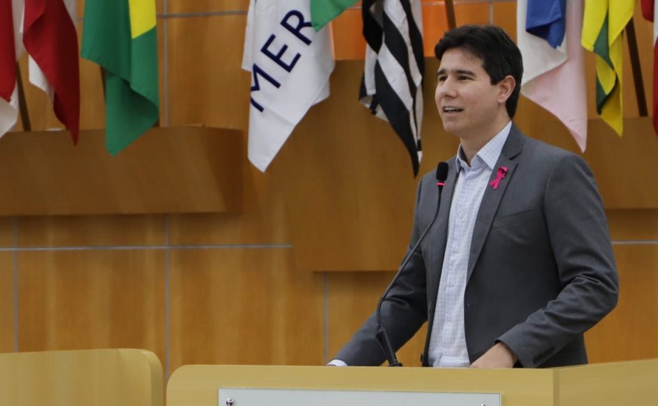 Hernani questiona Prefeitura sobre uso do Fundo Social de Saúde para compensação do piso de enfermagem