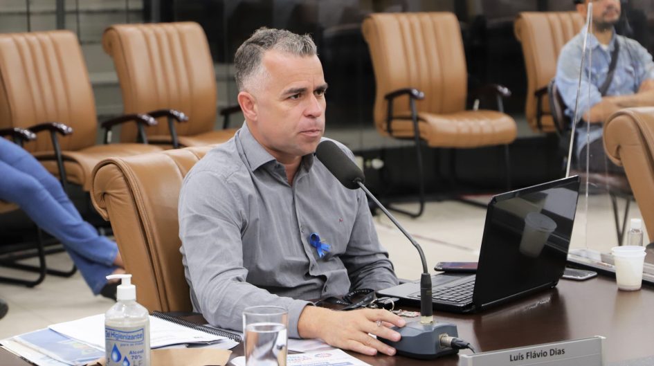 Luís Flávio pede rebaixamento de guias para travessia de cadeirantes no Centro