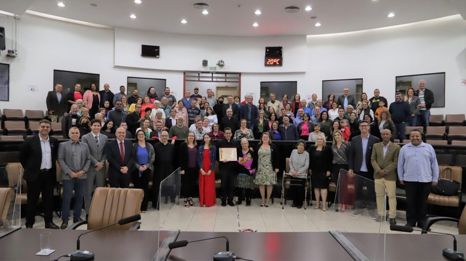 Padre Messias Rochinski recebe título de Cidadão Jacareiense na Câmara