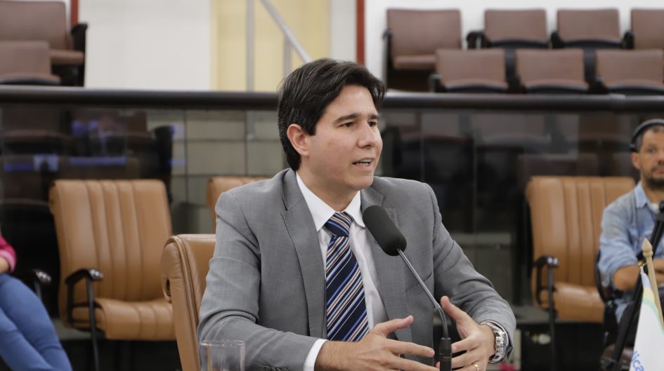 Hernani questiona Izaias sobre falta de funcionários na UBS do Parque Santo Antônio
