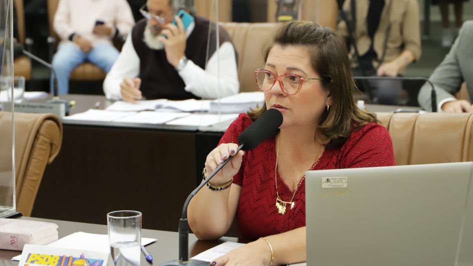 Maria Amélia questiona prefeito sobre falta de uso de recursos de emendas impositivas na Saúde