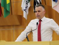 Luís Flávio pede abrigo com assentos e placa em ponto de ônibus na Estrada do Tonolli