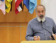 Valmir questiona falta de infraestrutura em ponto de ônibus no Jardim Maria Amélia