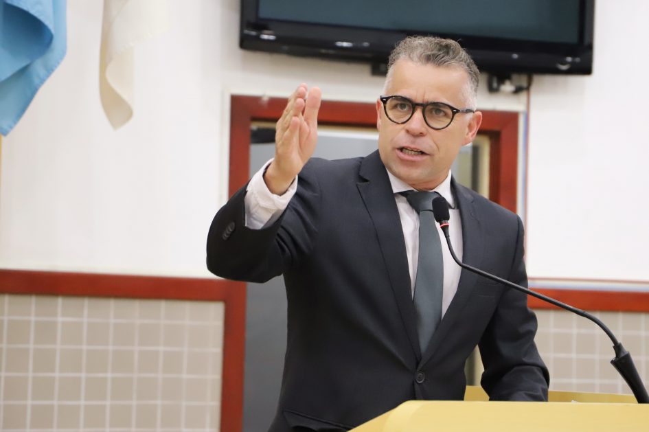 Luís Flávio questiona Prefeitura sobre requisitos para aposentadoria de servidores públicos com deficiência