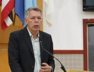 Roberto Abreu pede recolocação de cabos de telefone e internet na Estrada Municipal
