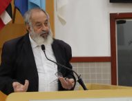 Valmir questiona Izaias sobre reposição de abrigo em ponto de ônibus no Parque Santo Antônio