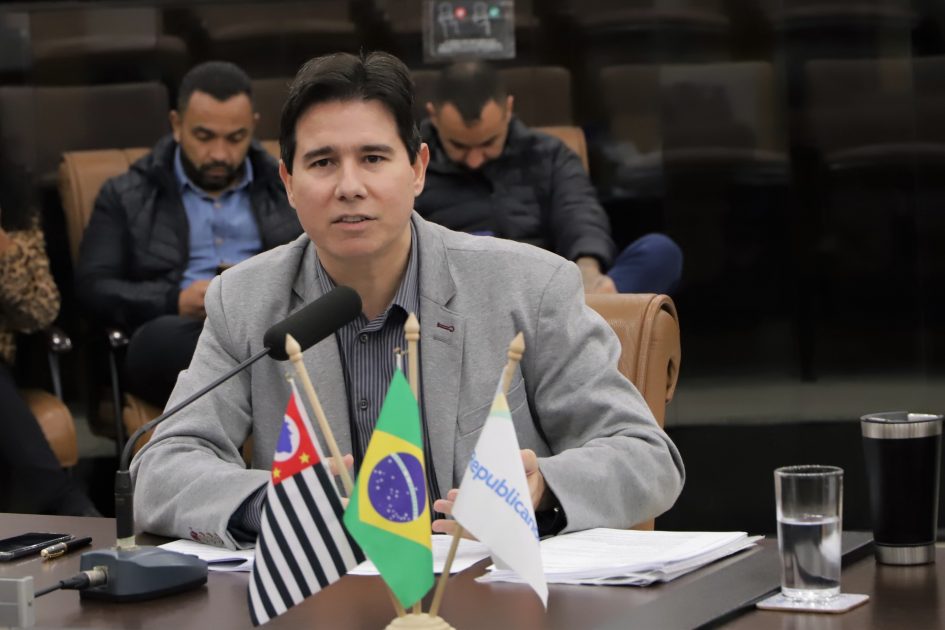Hernani questiona Prefeitura sobre adesão ao novo Piso Salarial da Enfermagem