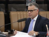 Luís Flávio questiona prefeito sobre demora no agendamento de consultas e exames urológicos
