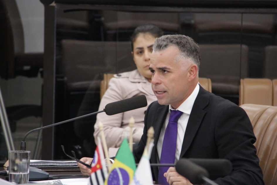 Luís Flávio questiona finalização de obras de novo coletor de esgoto no Jardim Esper