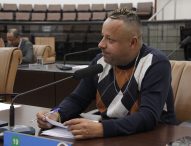 Roninha questiona prefeito sobre a qualidade da água ofertada pelo SAAE