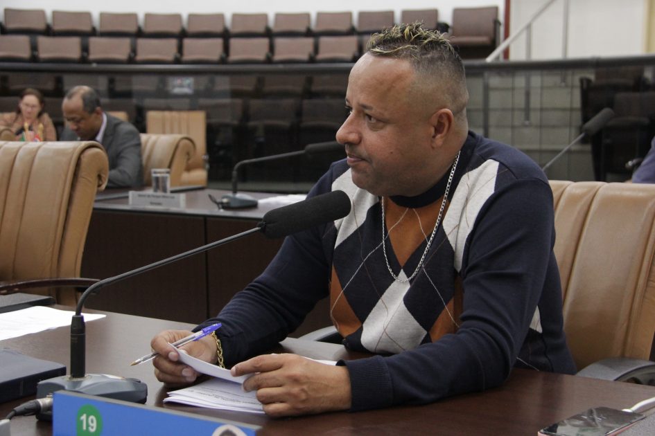 Roninha questiona prefeito sobre a qualidade da água ofertada pelo SAAE