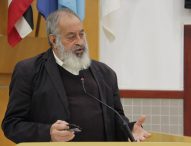 Valmir questiona prefeito sobre falta de rebaixamento de guias em faixas de pedestres