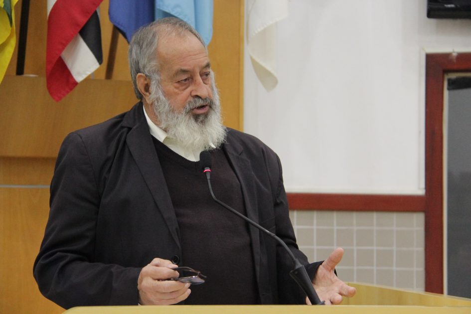 Valmir questiona prefeito sobre falta de rebaixamento de guias em faixas de pedestres