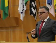 Luís Flávio questiona prefeito sobre falta de agentes de apoio escolar nas salas de aula