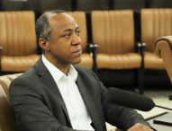 Rogério Timóteo pede troca de postes de madeira em avenida do Parque Imperial