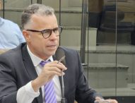 Luís Flávio questiona prefeito sobre falta de medicamentos na Farmácia Municipal e nas UBS de Jacareí