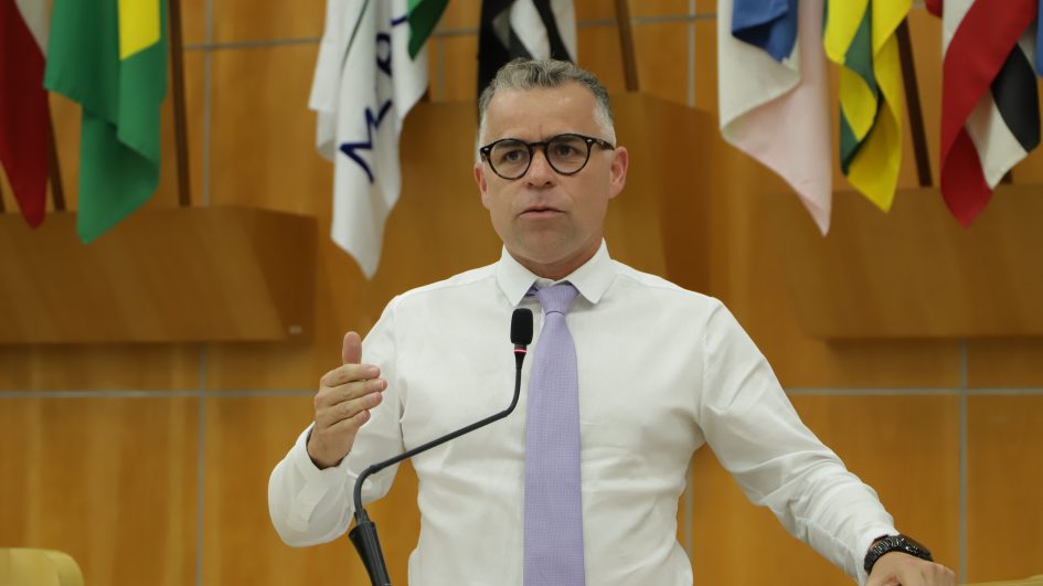 Luís Flávio questiona prefeito sobre frota de ônibus e micro-ônibus em Jacareí