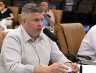 Dr. Rodrigo Salomon cobra Prefeitura sobre adequação de calçada para viaturas da Polícia Militar